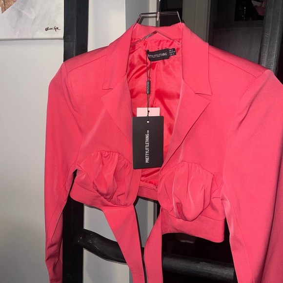PrettyLittleThing Petite Pink Ruched Bust Cropped Blazer - Picture 6 of 10